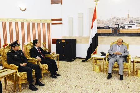 رئيس الجمهورية أثناء استقباله السفير الصيني أمس